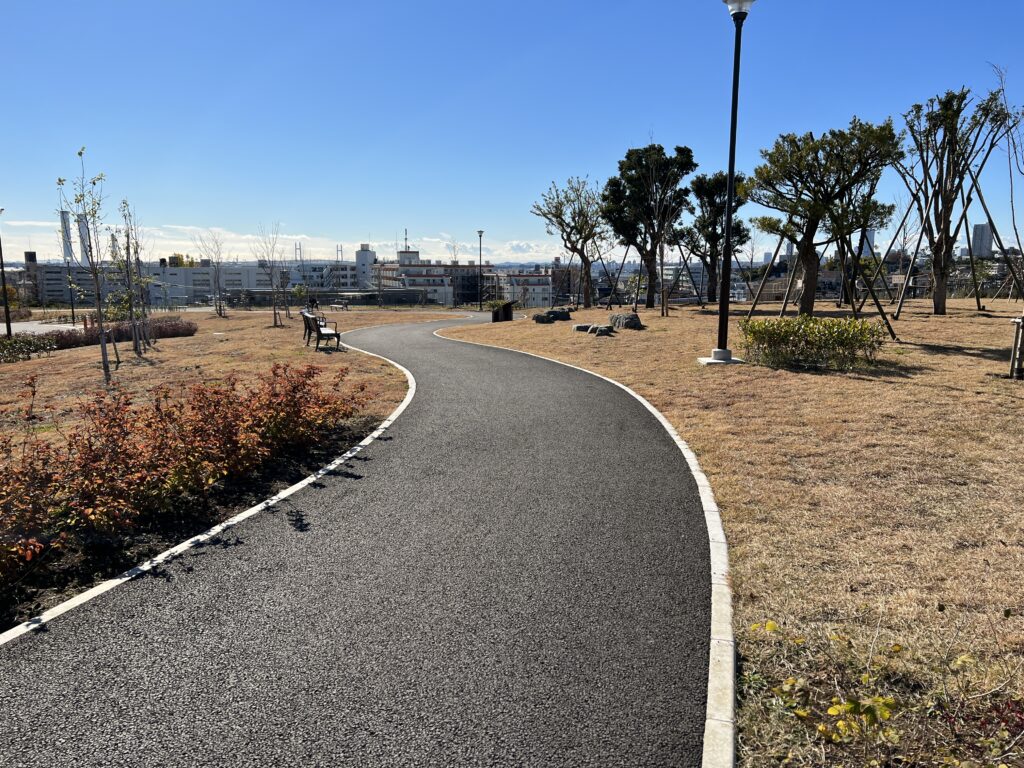 広い敷地に整備されたジョギング・ランニングに最適な歩道